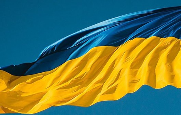 En ukrainsk flagga vajar i vinden.