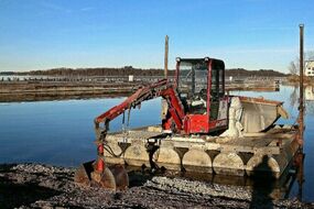 Grävskopa i vatten.