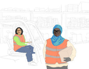 Två lagerarbetare i varselvästar i ett lager; en sitter på en truck och en håller en kartong.