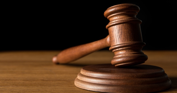 Ordförandeklubba i trä på ett träbord.