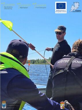 Yrkesfiskare instruerar från sin båt på Vänern vid utbildningsdag med Samförvaltning fiske den 29 maj i Kristinehamn.
