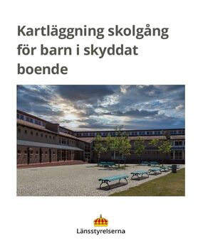 Omslag med skolgård och tomma bänkar framför en skolbyggnad under dramatisk himmel; texten "Kartläggning skolgång för barn i skyddat boende" och Länsstyrelsernas logotyp.