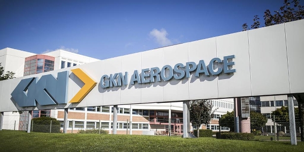 GKN Aerospace-skylt framför företagets kontorsbyggnad på en klar dag.
