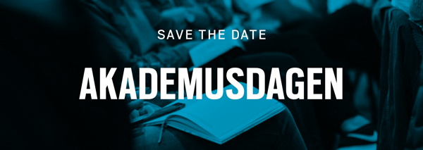 Personer som sitter i en konferenssal med texten "Save the date - AKADEMUSDAGEN" överlagd.