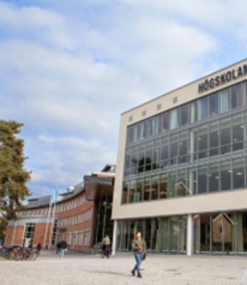 "Studenter och cyklar framför en modern högskolebyggnad med stora glasfönster och skylt som läser 'HÖGSKOLAN'."