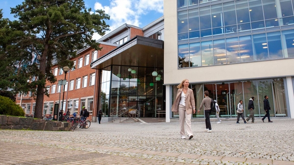 Student framför campus