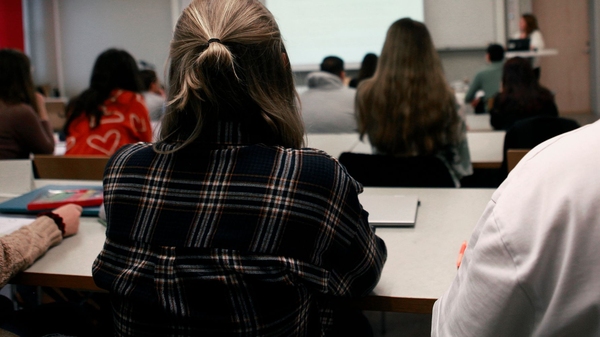 Studenter bakifrån i lärsosal