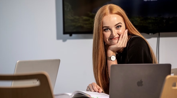 Student som tittar in i kameran