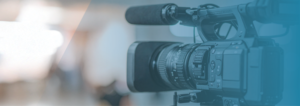 Professionell videokamera utrustad på inspelningsplats.