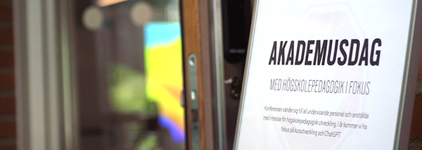 Vy till entrédörr med affisch för Akademusdag med fokus på högskolepedagogik.