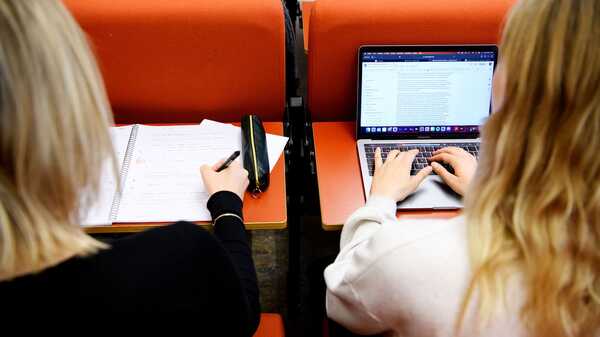 Studenter i bänkrad