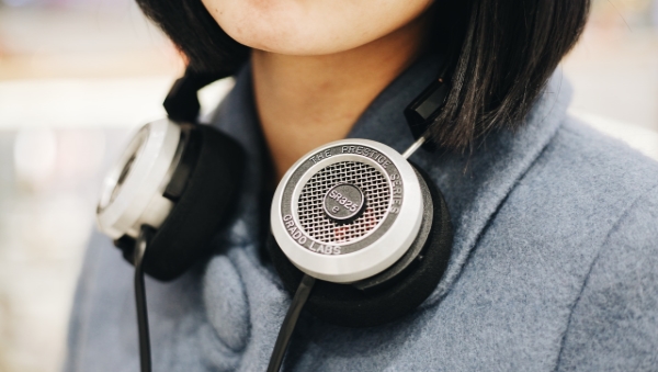 Person med hörlurar runt halsen