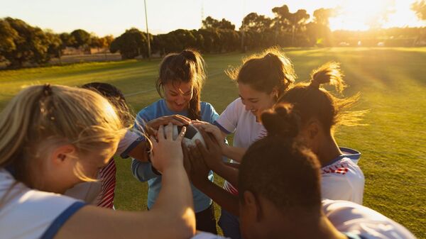 Ungdomar på fotbollsplan