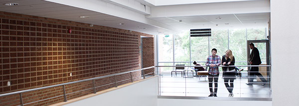 Studenter som ses på avstånd i campusmiljön