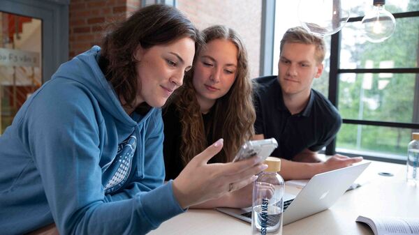 Studenter på campus