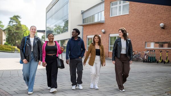 Studenter på campus