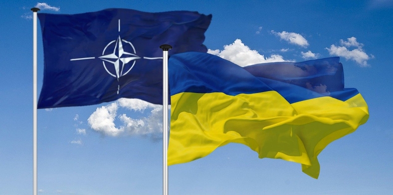 Natos och Ukrainas flaggor