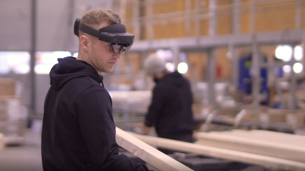 Tony Ringqvist är en av operatörerna som testat att använda AR-glasögon vid montering av takstolar.