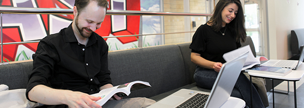 Bild på två studenter som pluggar