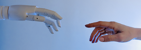 Bild på en hand och en robothand