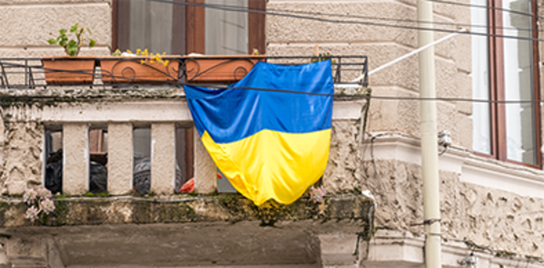 En ukrainsk flagga på en balkong.