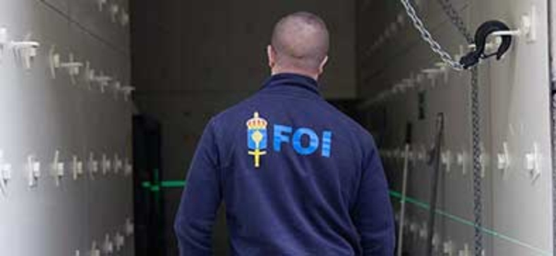 Man med FOI-jacka.