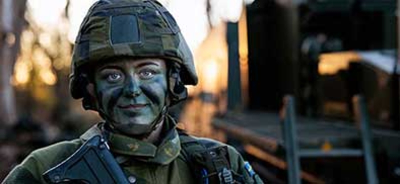 En kvinnlig soldat.