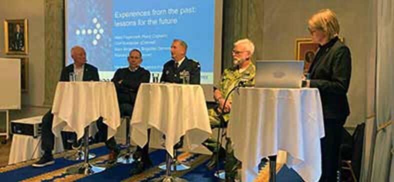 Fem personer på en scen.
