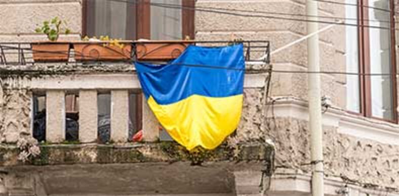 Ukrainsk flagga på balkong.