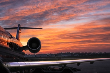 flygplansvinge i motljus