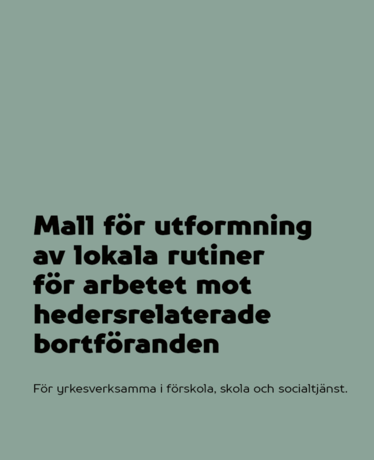 Två personer står vid ett informationsbord med broschyrer på en konferens.