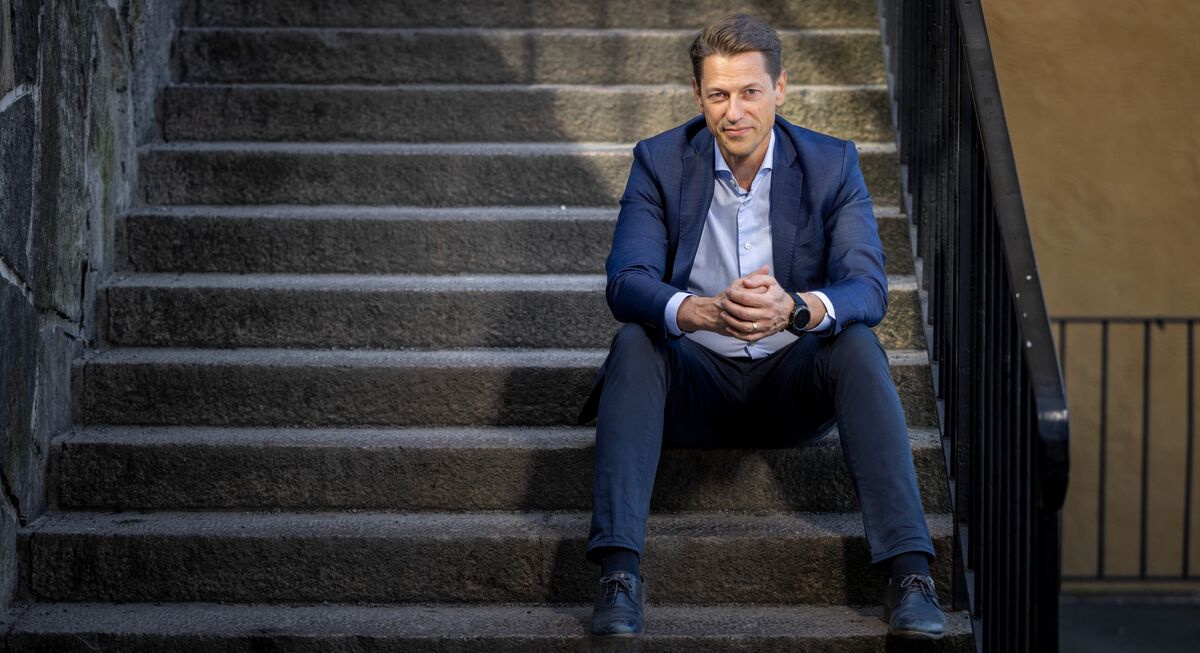 Magnus Jagerskog, GD för MUCF, sitter på en trappa i kostym.