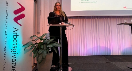 Pernilla Lundblad på scen vid ett runt talarbord för att tala om distansarbete utomlands.