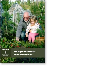 Omslagsbild till skogsstrategin. En man och en flicka plockar lingon i skogen. Foto: Mostphotos.