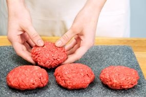 Händer formar köttfärs till biffar