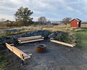 Rastplats med bänkar och grill.