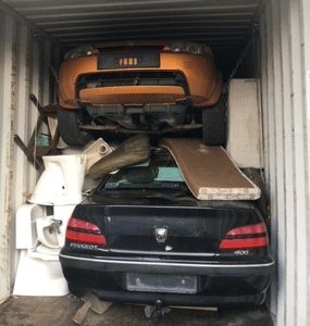 Två bilar staplade på varandra samt avfall i en container. Foto: Länsstyrelsen