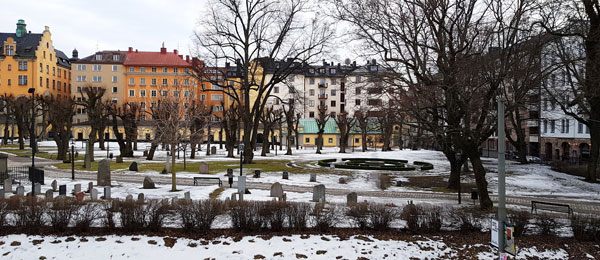 Hus och gravplats.