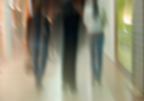 Ett blurrigt foto på tre personer.