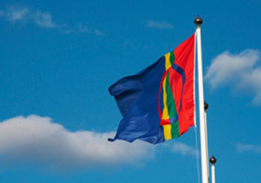 Samiska flaggan på flaggstång.