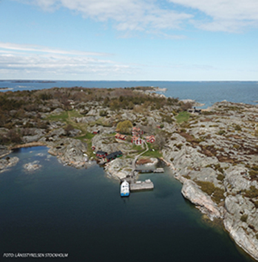 Skärgårdsön Bullerö sett från luften. Vy över havet mot horisonten i bakgrunden.