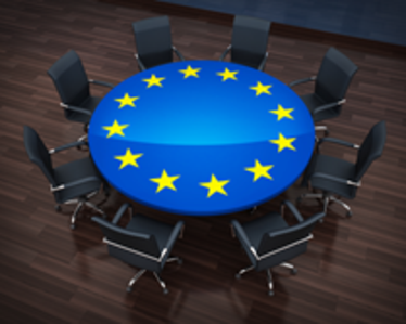 Blått runt bord med EU-loggan på bordskivan