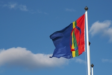 Samiska flaggan och blå himmel.