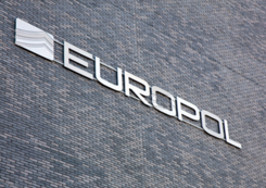 Logotyp för Europol på en byggnadsfasad.