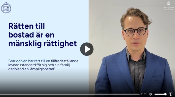 Foto på en startbild i film. till höger en fotoruta på en man i blå kavaj som presenterar. Till vänster en vit textplatta, KTH:s logotyp och Rubriken "Rätten till en bostad är en mänsklig rättighet"