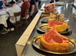 Bilden visar köttbitar vid en köttprovning.