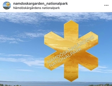 Ett trätak för en informationsplats utomhus under byggnation.