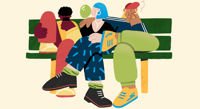 Tre personer, två vuxna och en ung kille, sitter på en parkbänk, var och en upptagen med sin verksamhet.