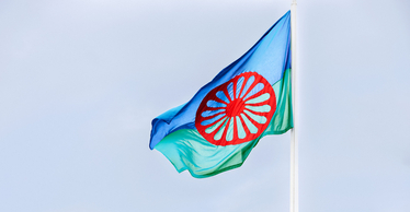 Flagga med det romska hjulet.