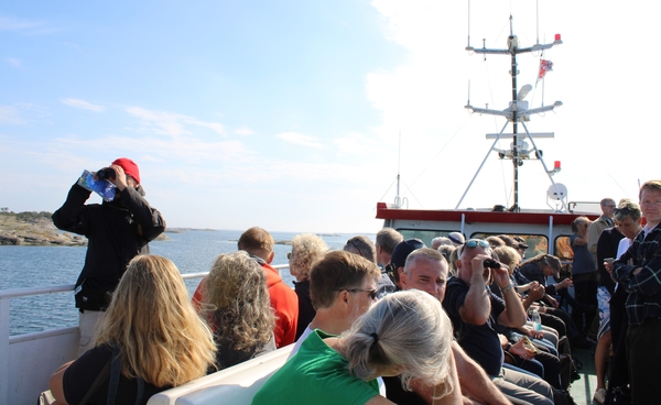 Människor utomhus på en båt.